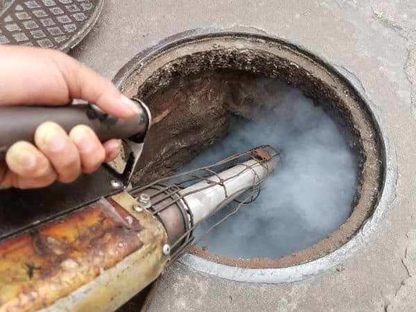 Strumento per fumigazione utilizzato durante la disinfestazione delle fogne